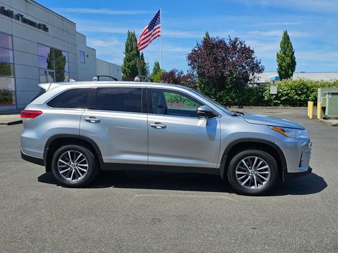 Used 2019 Toyota Highlander XLE AWD/4WD image 8