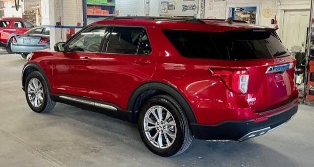 Certified 2024 Ford Explorer XLT w/ Equipment Group 202A AWD/4WD image 4