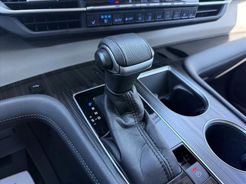 Used 2022 Toyota Sienna Limited image 16