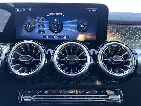 Used 2025 Mercedes-Benz GLB 250 4MATIC image 24