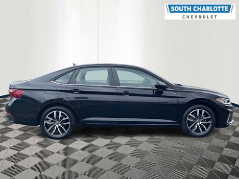 Used 2025 Volkswagen Jetta SE image 4
