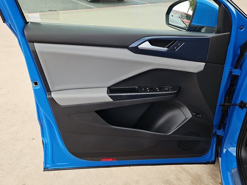 Certified 2022 Volkswagen Taos SE image 12