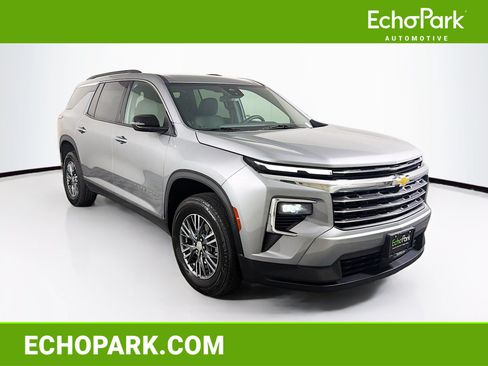 Used 2025 Chevrolet Traverse LT FWD image 1