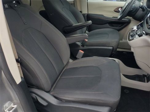 Used 2019 Chrysler Pacifica L image 19