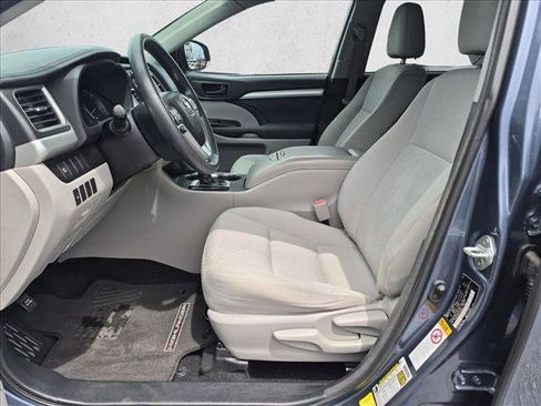 Used 2018 Toyota Highlander LE FWD image 15
