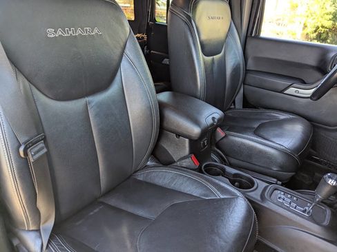 Used 2016 Jeep Wrangler Unlimited Sahara w/ Connectivity Group image 11