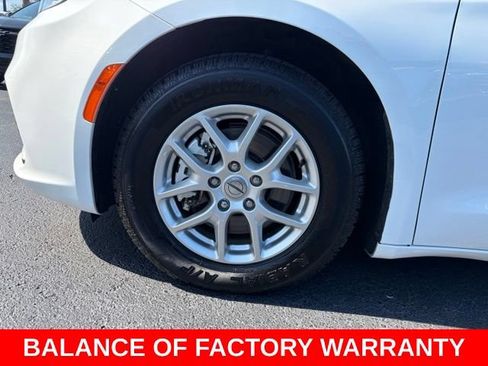Used 2023 Chrysler Pacifica Touring-L FWD image 9