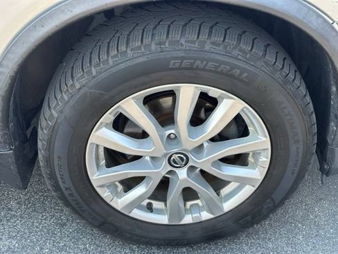 Used 2017 Nissan Rogue SV AWD/4WD image 14