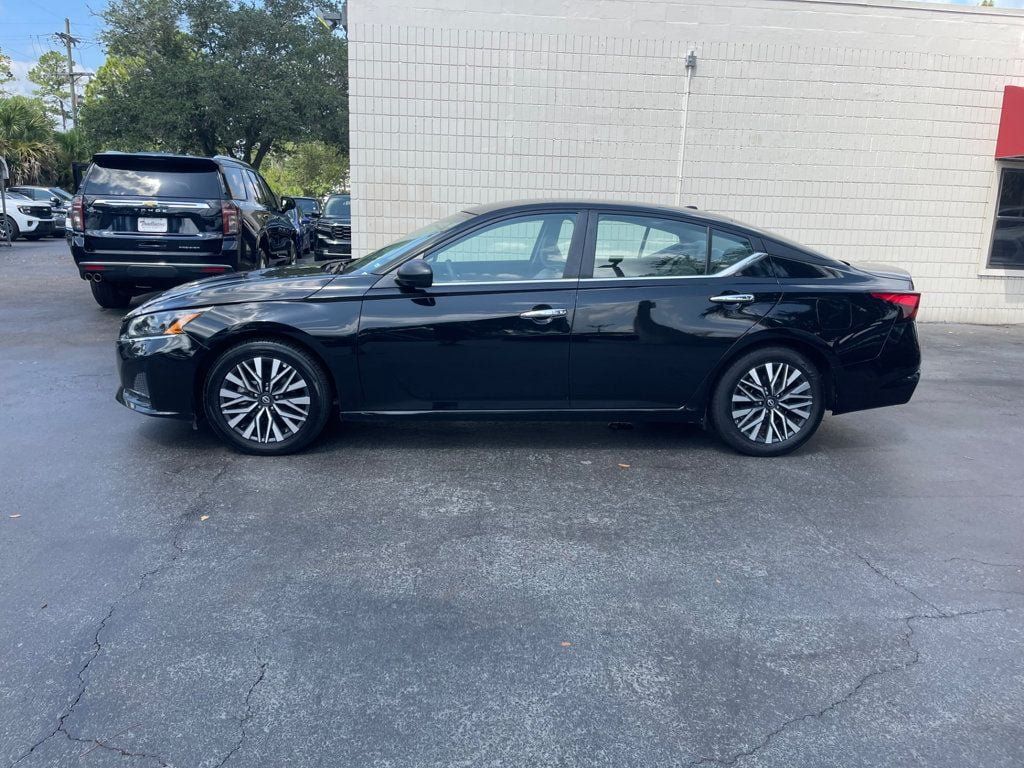 Used 2025 Nissan Altima 2.5 SV FWD image 2