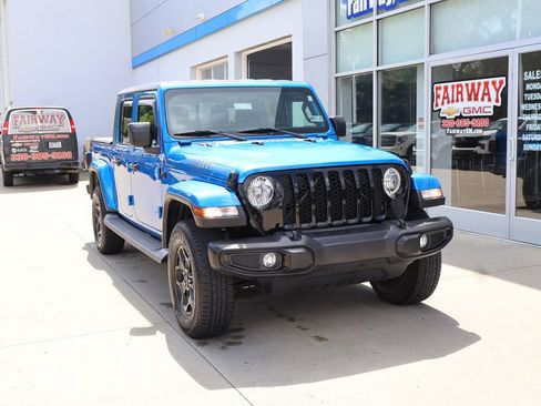 Used 2022 Jeep Gladiator Sport AWD/4WD image 2