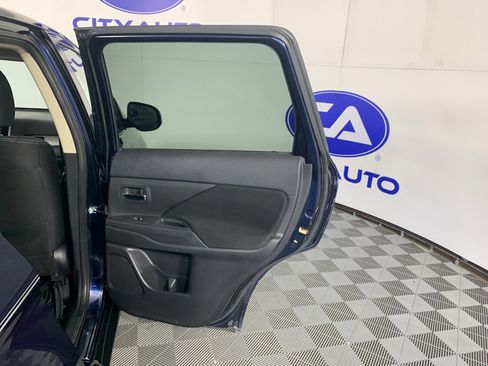 Used 2018 Mitsubishi Outlander ES image 35