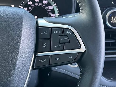 Used 2025 Toyota Highlander LE FWD image 22