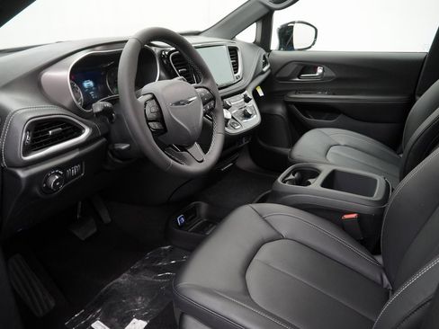New 2026 Chrysler Pacifica Select image 16