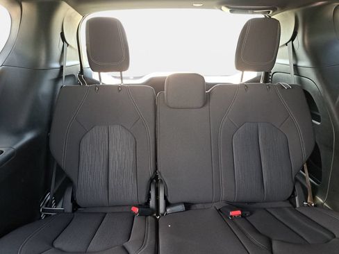 Used 2023 Chrysler Pacifica Touring FWD image 13