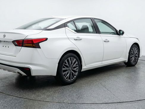 Used 2025 Nissan Altima 2.5 SV image 9