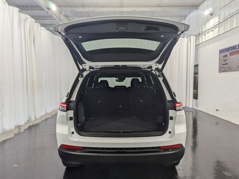 New 2024 Jeep Grand Cherokee Altitude image 8