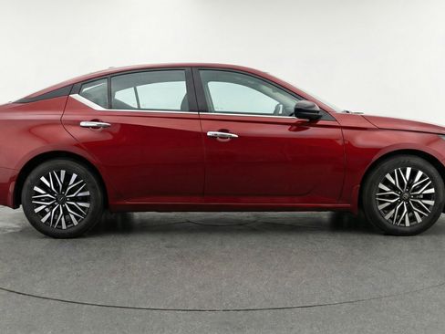 Used 2025 Nissan Altima 2.5 SV image 11