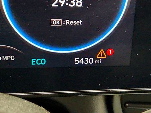 Used 2024 Hyundai Elantra Limited image 14