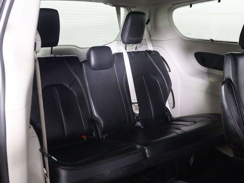 Used 2020 Chrysler Pacifica Touring-L Plus image 32