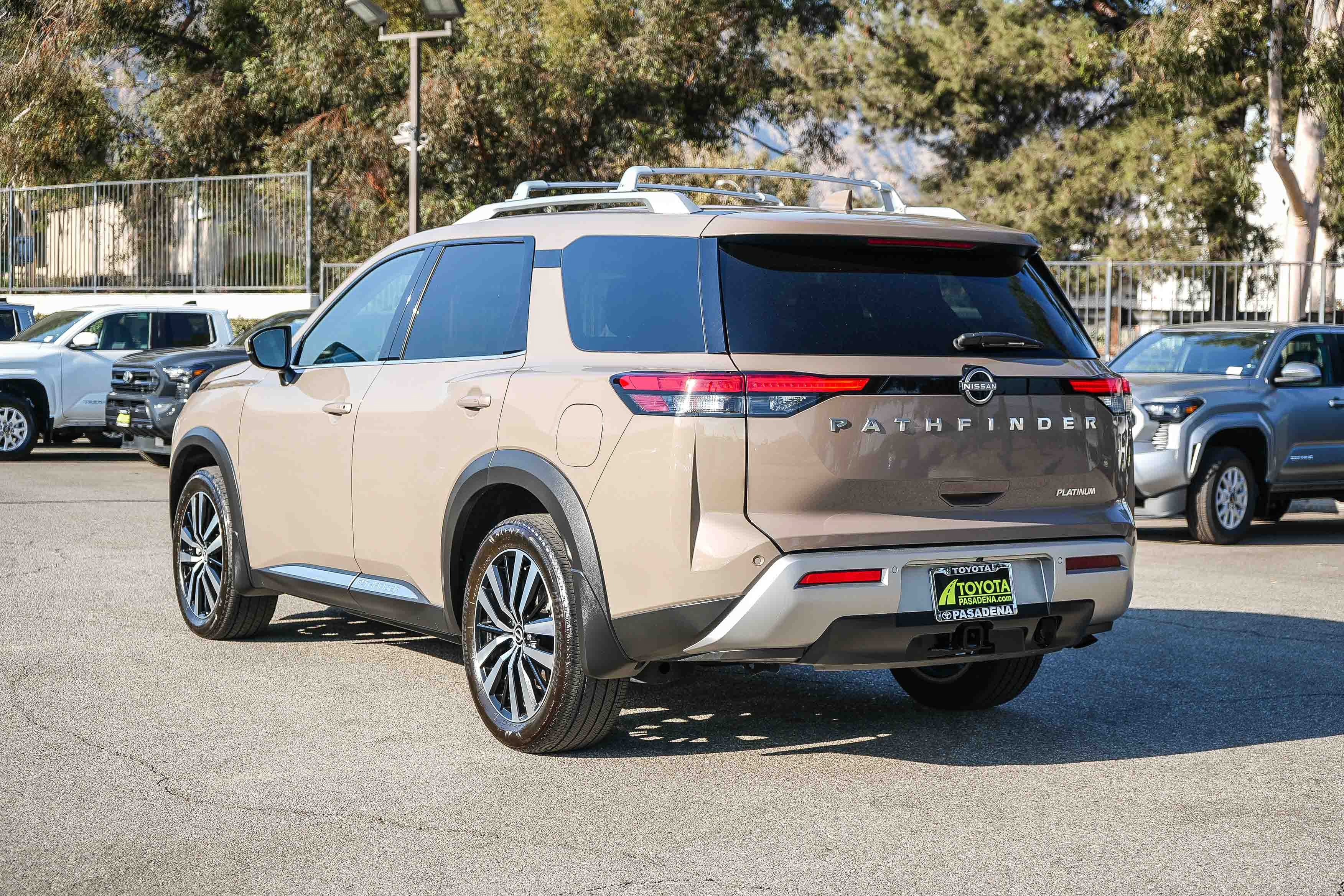Used 2025 Nissan Pathfinder Platinum FWD image 8