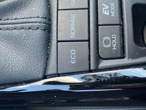 Used 2025 Toyota Camry XLE FWD image 32