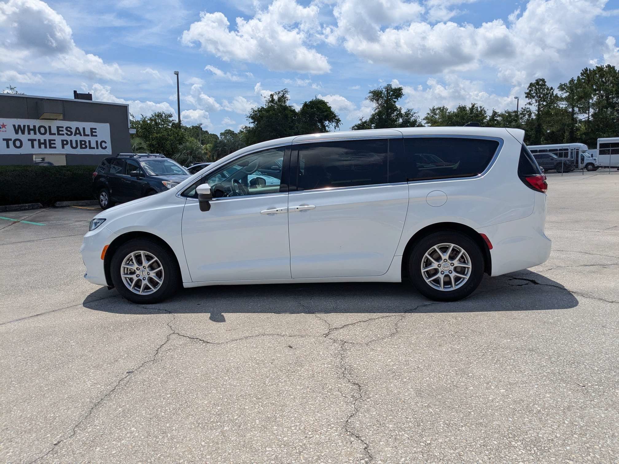 Used 2023 Chrysler Pacifica Touring-L FWD image 7