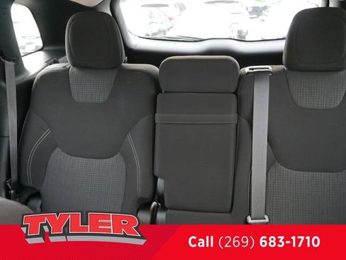 Used 2016 Jeep Cherokee Latitude FWD image 38