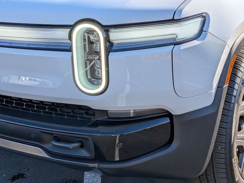 Used 2026 Rivian R1T Premium image 6