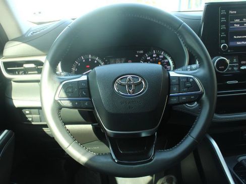 Used 2021 Toyota Highlander XLE FWD image 9