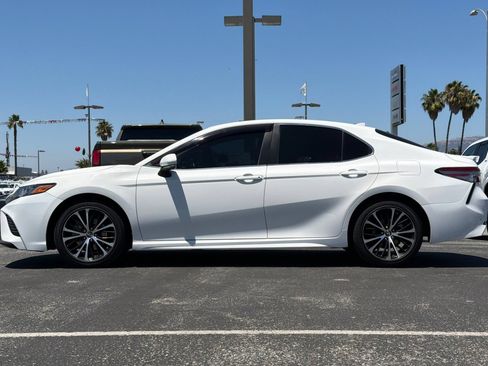 Used 2019 Toyota Camry SE w/ Convenience Package FWD image 9