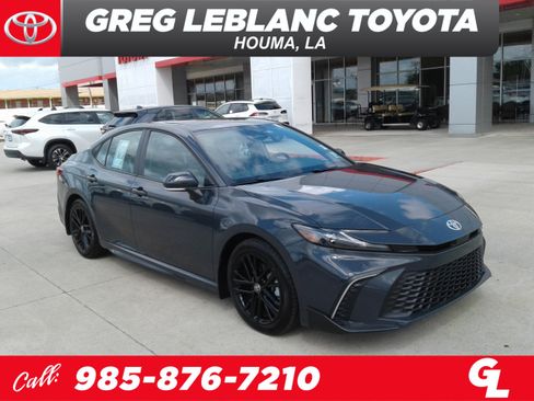 Used 2025 Toyota Camry SE w/ Convenience Package image 1