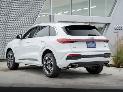 Certified 2025 Audi Q5 Premium w/ Convenience Package AWD/4WD image 4