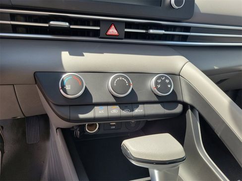 Used 2025 Hyundai Elantra SE image 23