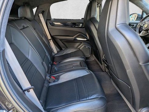 Used 2022 Porsche Cayenne Turbo AWD/4WD image 18