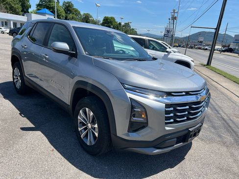 Used 2025 Chevrolet Equinox LT FWD image 2