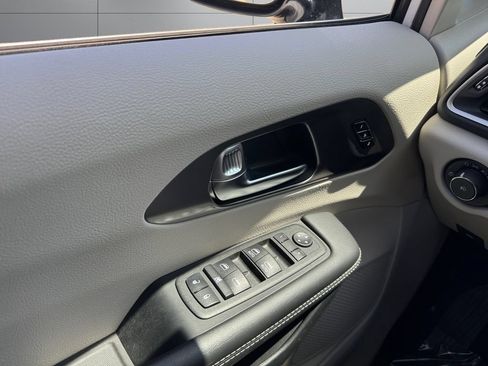 Used 2024 Chrysler Pacifica Touring-L FWD image 11
