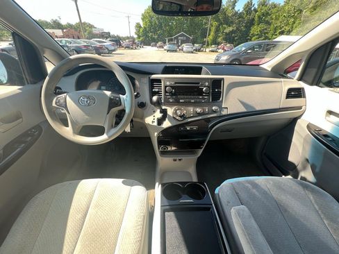 Used 2011 Toyota Sienna LE FWD image 15