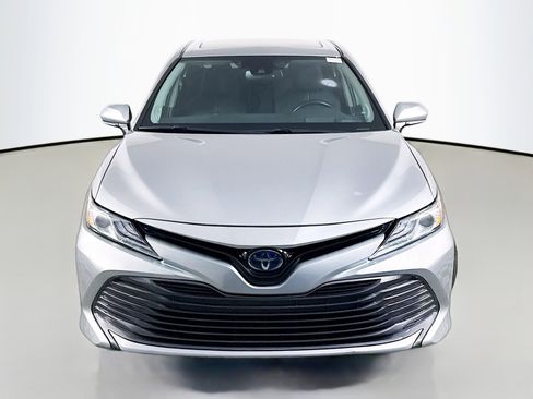 Used 2019 Toyota Camry XLE w/ Sunroof Package image 2