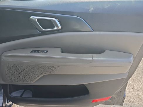 Used 2025 Kia Carnival FWD image 20