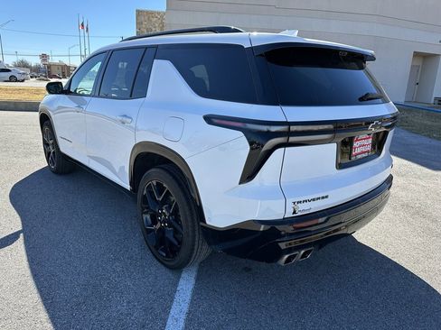 Used 2024 Chevrolet Traverse RS image 3