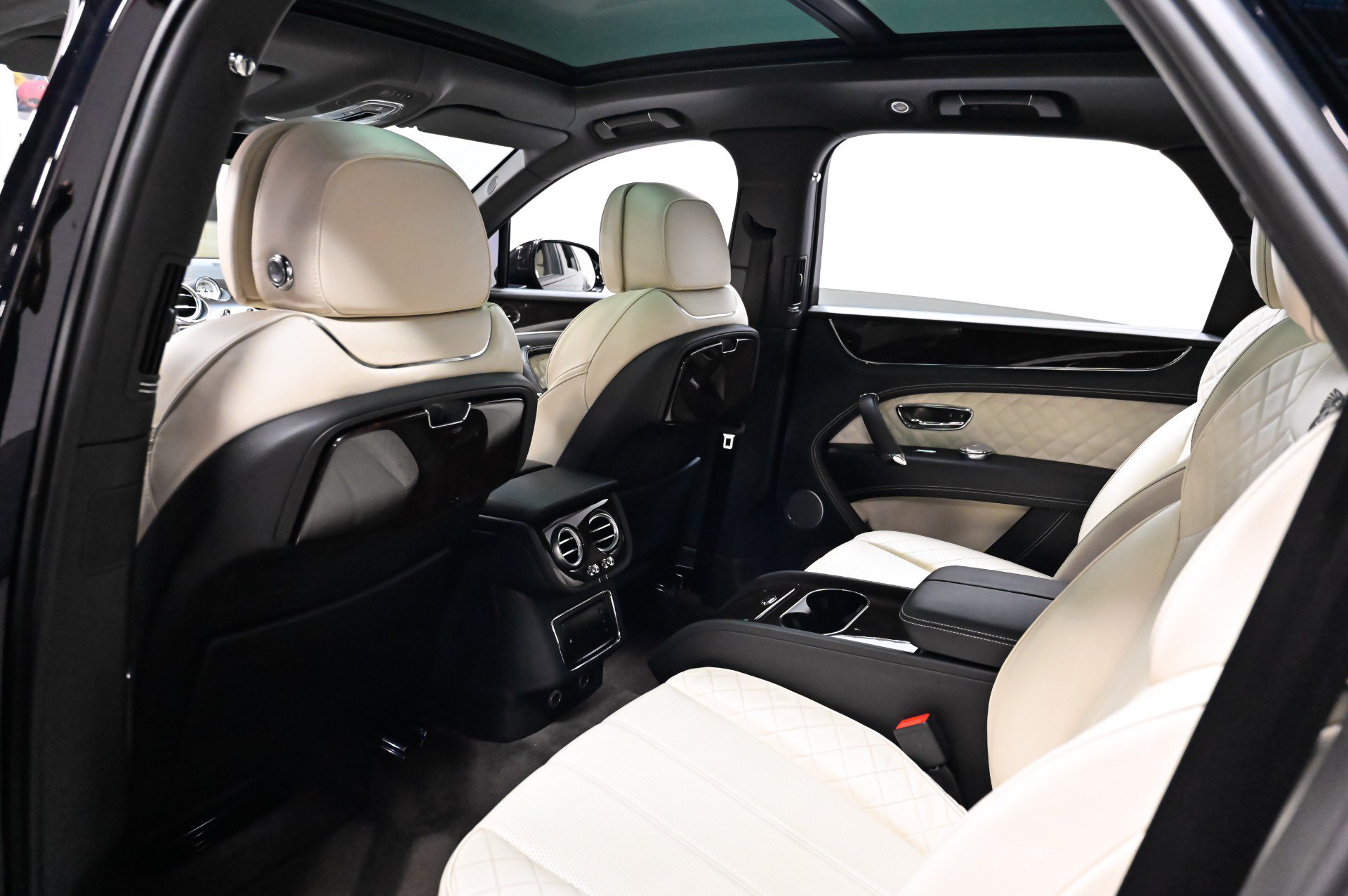 Used 2018 Bentley Bentayga w/ Black Specification AWD/4WD image 14