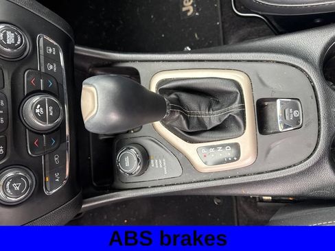Used 2017 Jeep Cherokee Limited AWD/4WD image 12
