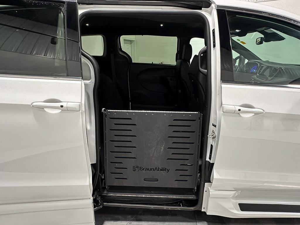 Used 2025 Chrysler Pacifica Select FWD image 21