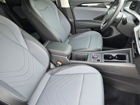 New 2025 Volkswagen Tiguan SE image 10