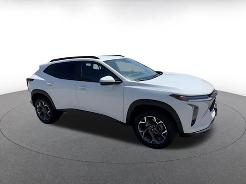 Used 2025 Chevrolet Trax LT w/ LT Convenience Package image 2