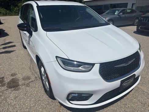 Used 2024 Chrysler Pacifica Touring-L FWD image 14