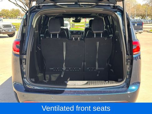 Used 2025 Chrysler Pacifica Limited image 11