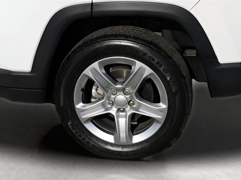 Used 2024 Jeep Compass Latitude image 9