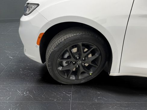 New 2026 Chrysler Pacifica Select AWD/4WD image 37