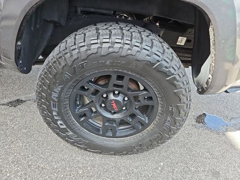 Used 2020 Toyota Tacoma TRD Sport w/ TRD Premium Sport Package AWD/4WD image 32